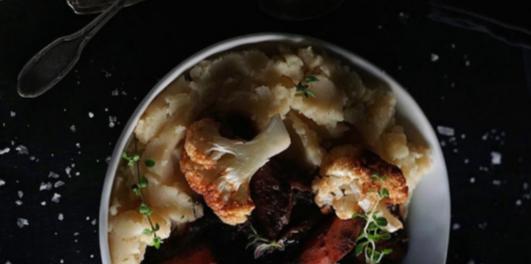 Heura al vino tinto con puré de patata y coliflor